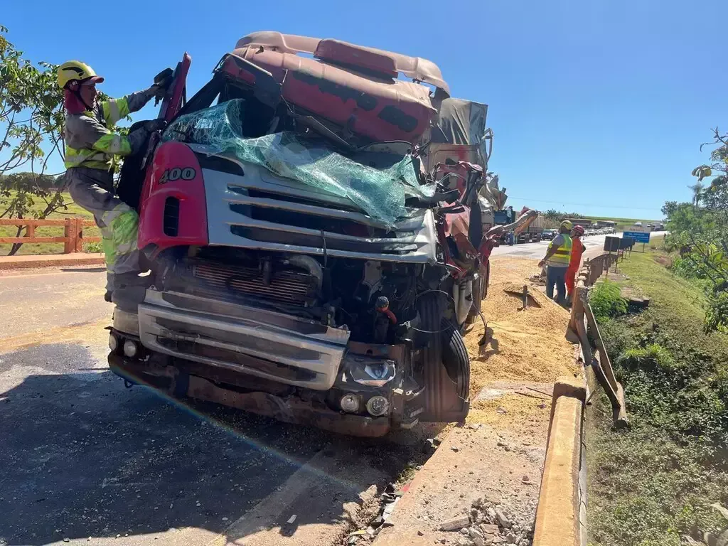 Imagem de compartilhamento para o artigo Motorista fica gravemente ferido após caminhão bater em máquina agrícola na BR-163, em Sonora da MS Todo dia